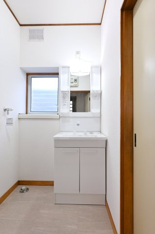 【独立洗面台】 | 太田市大原町　中古住宅 | 収納力が豊富な洗面台はドライヤーから化粧品までスッキリ収納できます♪