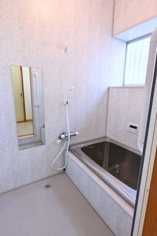 【浴室】 | 太田市大原町　中古住宅 | 清潔感あるお風呂はフルオートバスでお湯張りもラクラク♪
お風呂は窓があるので換気もできます。
