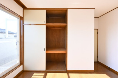 【洋室】 | 太田市大原町　中古住宅 | 2階の各居室にはしっかりとした容量のスペースを確保しているので、お部屋は美しい空間を保てますね♪