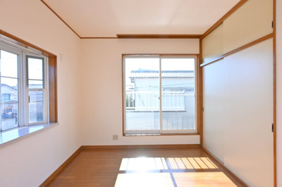 【洋室】 | 太田市大原町　中古住宅 | 2階のベッドルームはバルコニーとつながっています。
たっぷり光が入るので気持ちよく目覚められます♪ 