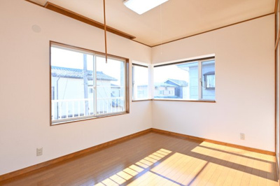 【洋室】 | 太田市大原町　中古住宅 | 2面採光の明るい洋室は子供部屋にもピッタリです♪
