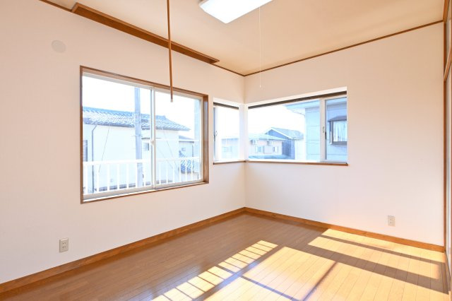 【洋室】 | 太田市大原町　中古住宅 | 2面採光の明るい洋室は子供部屋にもピッタリです♪