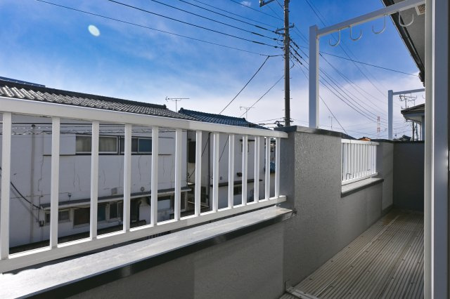 【バルコニー】 | 太田市大原町　中古住宅 | 広々としたワイドバルコニーは日当たりがよく洗濯物がよく乾きます♪
