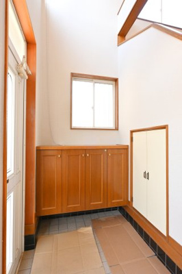 【玄関】 | 太田市大原町　中古住宅 | 吹き抜け天井で開放感のある明るく広々とした玄関がお出迎えします♪