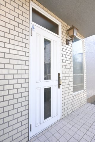 【玄関】 | 太田市大原町　中古住宅 | 屋根付きの玄関は雨の日のぬれずに出入りすることができます！
ダブルロックドアで防犯性も◎