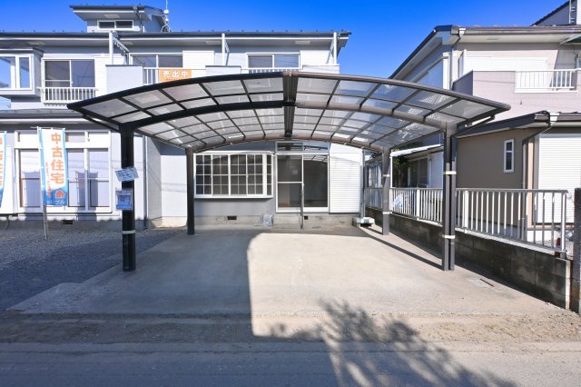 【駐車場】 | 太田市大原町　中古住宅 | 並列駐車可能なカーポートです！愛車を守ります♪