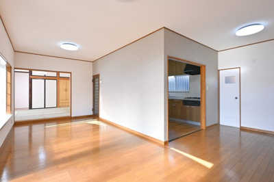 【居間・リビング】 | 太田市大原町　中古住宅 | 温かみのある木目のフローリングが印象的なリビング。
家族団らんの時間をゆったりとお楽しみください♪