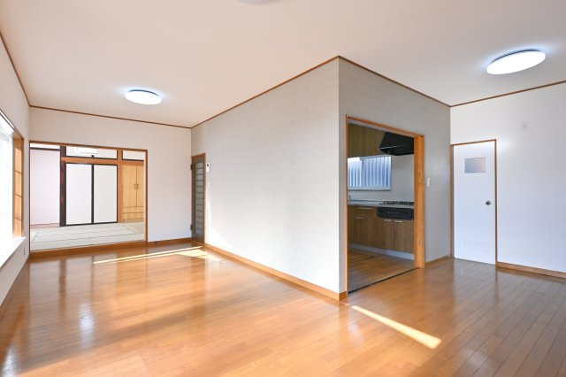 【居間・リビング】 | 太田市大原町　中古住宅 | 温かみのある木目のフローリングが印象的なリビング。
家族団らんの時間をゆったりとお楽しみください♪