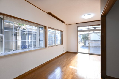 【居間・リビング】 | 太田市大原町　中古住宅 | 広々としていて明るい日差しもたくさん入ってきます。家具を置いてもゆとりある空間となっております♪