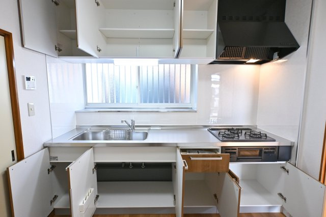 【キッチン】 | 太田市大原町　中古住宅 | 吊戸棚付きでたっぷり収納スペースのあるキッチンです♪  