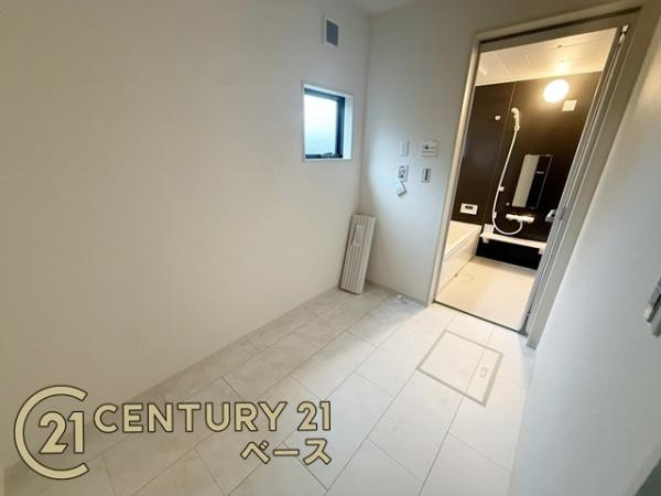 リーブルガーデン田原本町 １号棟 ／新築一戸建の独立洗面台|■広々としたランドリールーム有り！