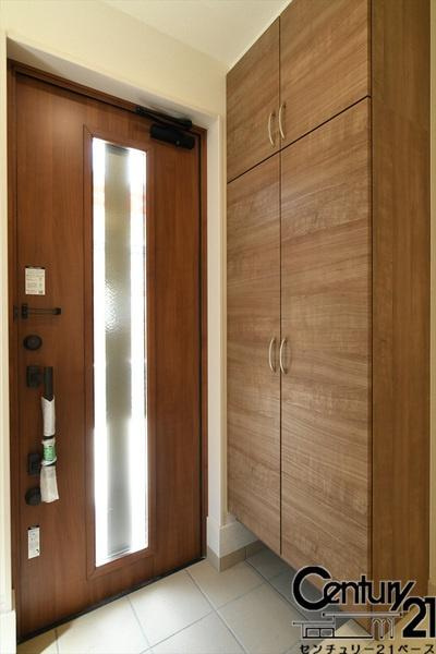 リーブルガーデン田原本町 ２号棟 ／新築一戸建の内観：施工例|■玄関には大容量シューズボックス完備！■