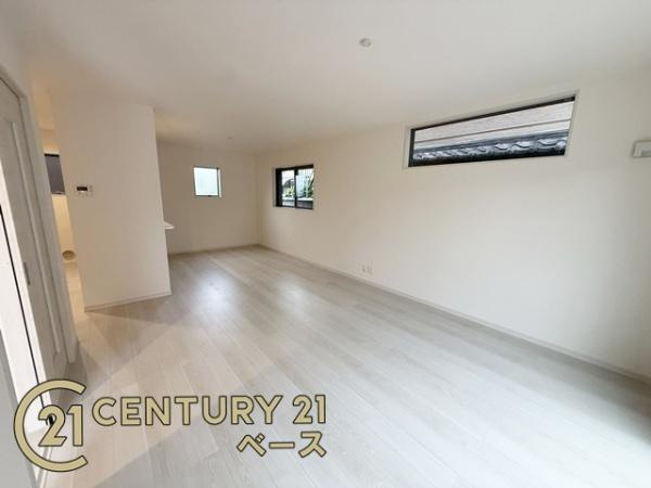 リーブルガーデン田原本町 ２号棟 ／新築一戸建の居間・リビング|■ご家族でくつろいでいただける広々としたリビングです！