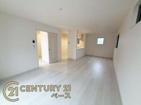 リーブルガーデン田原本町 ２号棟 ／新築一戸建の居間・リビング|■暖かみある居心地の良い空間が広がります！
