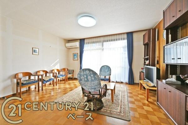 北葛城郡上牧町友が丘２丁目の中古一戸建の居間・リビング|■ご家族でくつろいでいただける広々したＬＤＫ約１８帖！