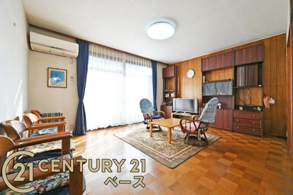 北葛城郡上牧町友が丘２丁目の中古一戸建の居間・リビング|■南向きの大きな窓から柔らかい光が射し込みます。