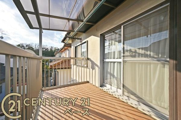 北葛城郡上牧町友が丘２丁目の中古一戸建のバルコニー|■現地撮影写真■日当たりのよい広々とした南向きバルコニー！洗濯物もよく乾きます！