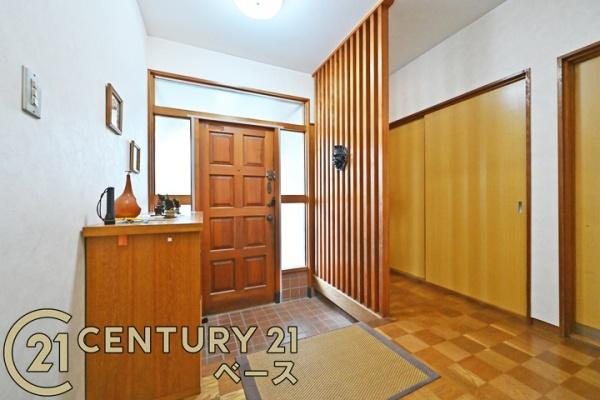 北葛城郡上牧町友が丘２丁目の中古一戸建の玄関|■現地撮影写真■広くて明るい玄関！！