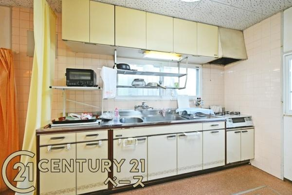 北葛城郡上牧町友が丘２丁目の中古一戸建のキッチン|■収納力と使いやすさを追求したシステムキッチンです！食洗機付きで毎日の洗い物も楽々！