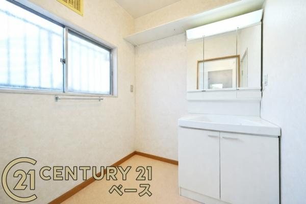 北葛城郡上牧町友が丘２丁目の中古一戸建の独立洗面台|■現地撮影写真■忙しい朝にも役立つゆったりとした広さの快適な洗面スペースです！