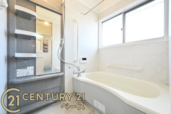 北葛城郡上牧町友が丘２丁目の中古一戸建の浴室|■浴室暖房乾燥機を完備！ゆったりした浴槽での入浴は疲れも癒してくれます！