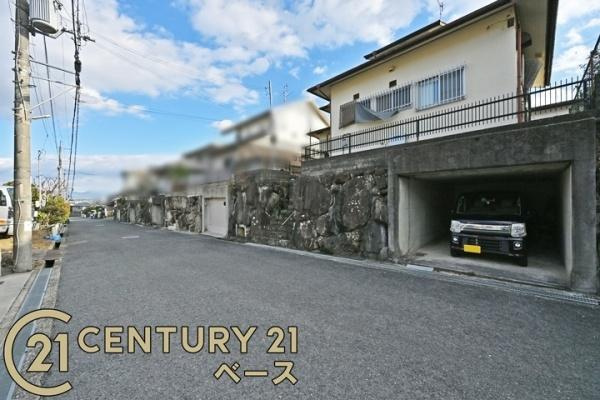 北葛城郡上牧町友が丘２丁目の中古一戸建の前面道路含む現地写真|■前面道路はひろびろ約６ｍでお車の出し入れも楽々！