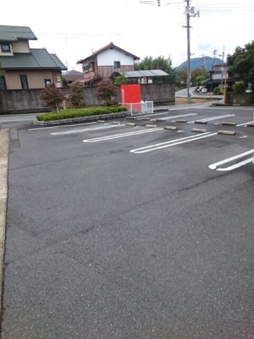 ラルジュ・メゾンＢの駐車場