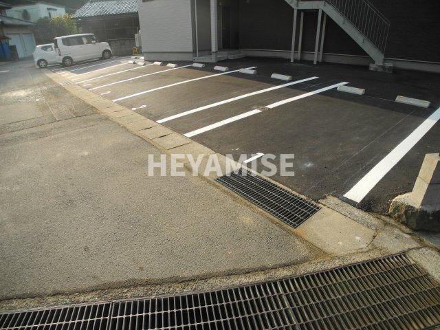 MODERN PALAZZO 堂崎Liebeの駐車場