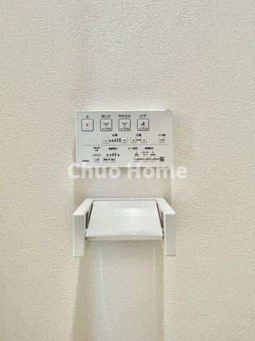 葛飾区亀有4丁目新築分譲住宅の内装|【ウォシュレット】清潔に使いたいお手洗いには最適な設備です。もちろんウォームレットも標準装備です。