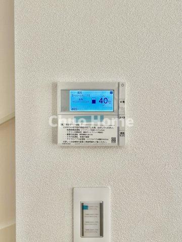 葛飾区亀有4丁目新築分譲住宅の発電・温水設備|【給湯リモコン】外での一日を忘れさせてくれるオートバス機能でお好みの湯量・温度に調整された浴槽。