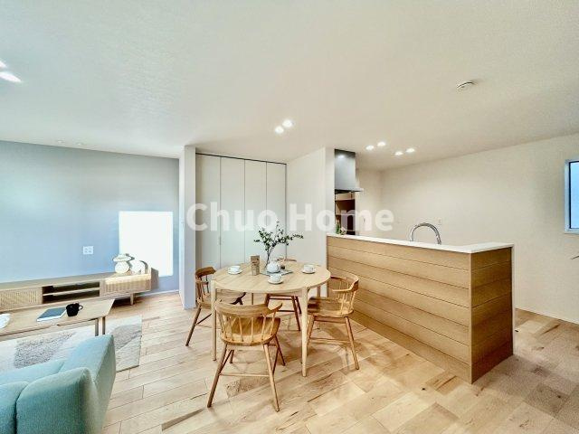 葛飾区亀有4丁目新築分譲住宅のキッチン|視界に広がりを生むオープンなキッチン。料理や片付けをしながら、家族との会話を楽しんだり、リビングで遊ぶ子どもを見守れます。ご見学時には家具の配置などもイメージしながらぜひご覧になって見て下さい。