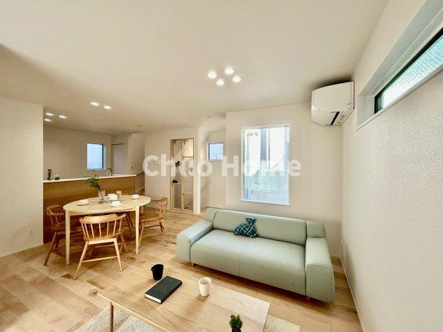 葛飾区亀有4丁目新築分譲住宅の居間・リビング|【リビングダイニング】一日の中で多くの時間を過すことになるリビングダイニングだからこそ、いつも穏やかな空間であることが必然。爽やかな通風と採光を存分に感じる事が出来る空間です。