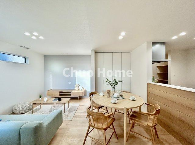 葛飾区亀有4丁目新築分譲住宅のダイニング|【ダイニング】忙しい朝でも、しっかり家族が揃って食事をして頂けるゆとりある大きさのダイニングスペース。奥様が作る手料理をカウンター越しに受けとって頂き、テーブルで囲む素敵な時間を存分に愉しんで下さい。