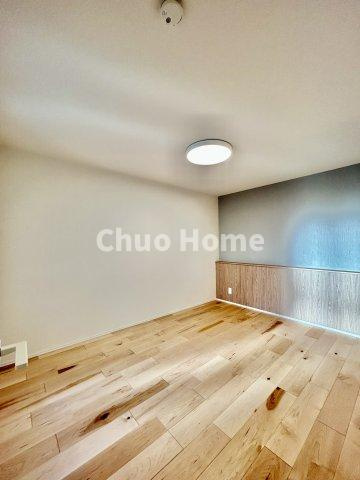 葛飾区亀有4丁目新築分譲住宅の寝室|【寝室】心と体をゆったりと安らげる主寝室。寝室のゆとりが大きい分だけ、暮らしの安らぎは深まります。一日の疲れを癒すだけでなく、ご夫婦の親密な語らいを紡ぎ出します