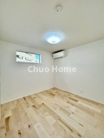 葛飾区亀有4丁目新築分譲住宅の子供部屋|【子供部屋】お子様を持つ家庭の約6割が「家族や子どものため」に購入を希望。入学後の転校を避け、広い空間でのびのび育てたいなどの親心が、家探しのきっかけになっているようです。