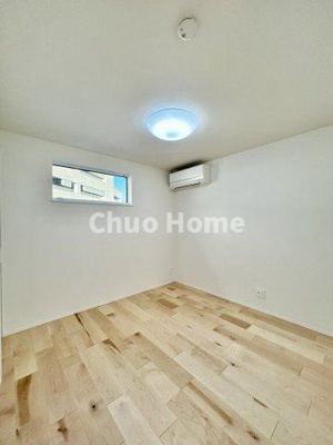 【子供部屋】 | 葛飾区亀有4丁目新築分譲住宅 | 【子供部屋】お子様を持つ家庭の約6割が「家族や子どものため」に購入を希望。入学後の転校を避け、広い空間でのびのび育てたいなどの親心が、家探しのきっかけになっているようです。