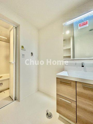 【ランドリースペース】 | 葛飾区亀有4丁目新築分譲住宅 | 【ランドリースペース】担当者がスケールを持ち歩いておりますので、ご見学時には現在お使いの洗濯機などがきちんと収まるかなどもチェックして下さい。見学前に測っておくと非常に便利だと思います。