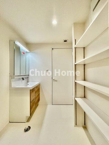 葛飾区亀有4丁目新築分譲住宅の脱衣所|【洗面所】明るい洗面所は朝をすっきりさせてくれる空間です。バタバタしている忙しい朝でも収納が多い洗面台では短い時間で効率良く支度ができます。