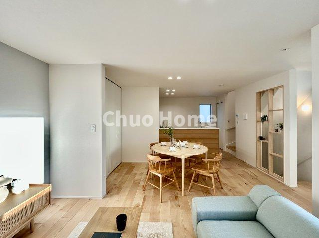 葛飾区亀有4丁目新築分譲住宅の居間・リビング|【居間・リビング】「ＬＤＫは家族団らんをデザイン」広いＬＤＫでは家族が集まり一緒の時間を過ごせる工夫がされております。何気ない一日の当たり前のひとコマがいつか一生の宝物になります