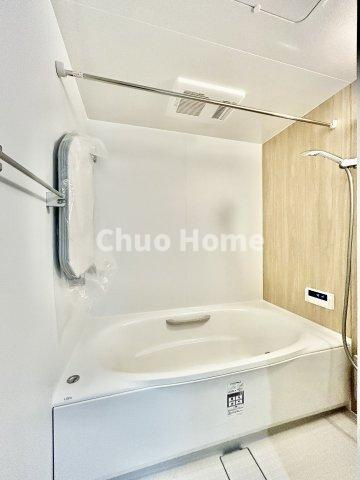 葛飾区亀有4丁目新築分譲住宅の浴室|【バスルーム】暖房換気乾燥機付きシステムバスルーム。暖房・冷風・換気・乾燥など、毎日を快適に過ごせるうれしい機能が揃っています。雨の日の洗濯物も安心です。