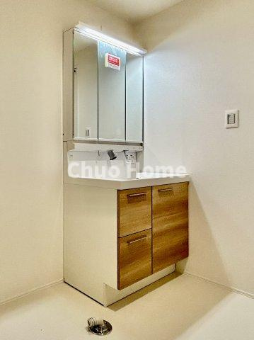 葛飾区亀有4丁目新築分譲住宅の独立洗面台|【洗面化粧台】洗面化粧台には三面鏡を採用。身だしなみを整えやすい事はもちろんですが、鏡の後ろに収納スペースを設ける事により、散らかりやすい洗面スペースをすっきりさせる事が出来るのも嬉しいですね