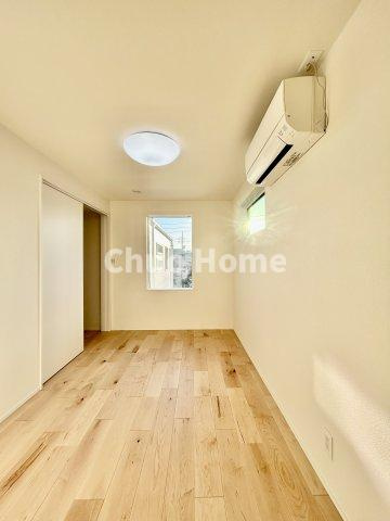 葛飾区亀有4丁目新築分譲住宅の洋室|【洋室】快適に過ごす条件は、一人ひとり違います。だからこそ飾り過ぎないシンプルな内装と偏り過ぎないデザインで統一しております。居住していく中でオーナー様だけの【マイホーム】に創り上げて下さい