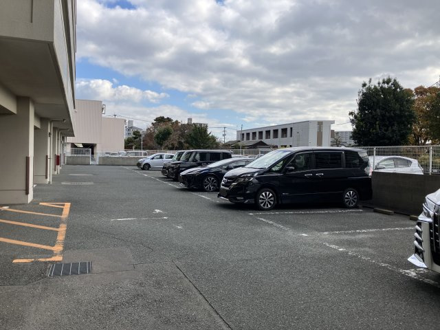 東峰マンション鳥栖の駐車場