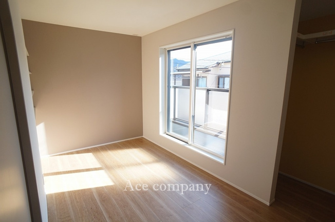 【寝室】 | 東大阪市花園東町2丁目　【EAST/全2棟】 | 【3階：洋室6帖】バルコニーに面したお部屋です☆