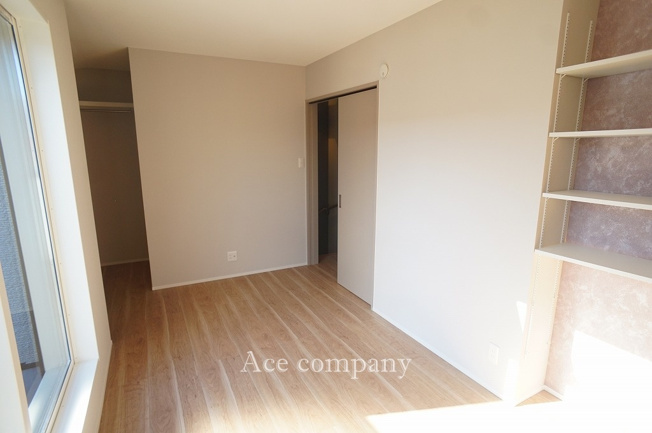 【寝室】 | 東大阪市花園東町2丁目　【EAST/全2棟】 | 【3階：洋室6帖】ウォークインクローク・可動棚収納があります♪