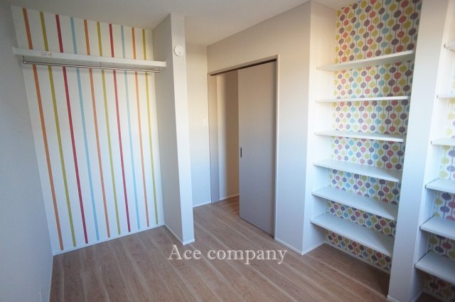 【子供部屋】 | 東大阪市花園東町2丁目　【EAST/全2棟】 | 【3階：洋室5.3帖】オープンクローク・可動棚収納があります♪