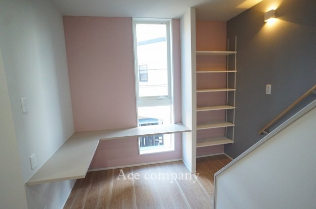 【内装】 | 東大阪市花園東町2丁目　【EAST/全2棟】 | リビングのカウンターデスク・可動棚収納です♪