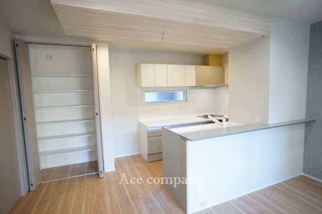 【キッチン】 | 東大阪市花園東町2丁目　【EAST/全2棟】 | カウンターキッチン♪背面にパントリー（収納）あります♪