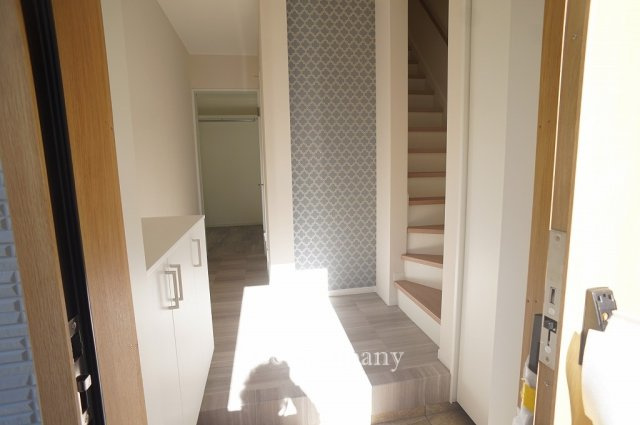 【玄関】 | 東大阪市花園東町2丁目　【WEST/全2棟】 | 両サイドにシューズ入れ完備です♪左サイドはシンプルなシューズボックス、上部カウンター♪