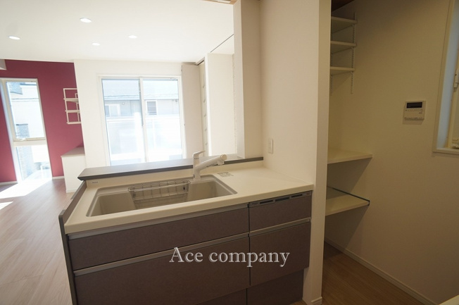 【キッチン】 | 東大阪市花園東町2丁目　【WEST/全2棟】 | キッチンシンクサイドに収納棚あります♪収納棚内にコンセントも完備です♪